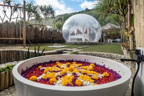 Tält - badkar - utsikt mot stranden (Bubble, 2 Baths, Beach View) | Djupt badkar