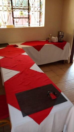 Desk, soundproofing, rollaway beds, free WiFi - Kanberra Hotel (Lira)