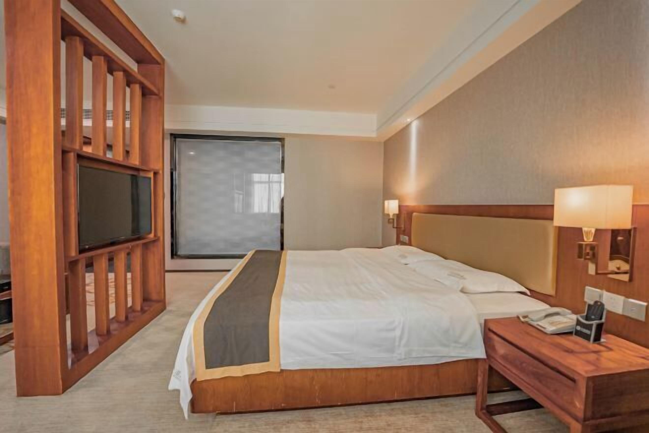 Tirai kedap cahaya, Wi-Fi gratis, dan seprai linen