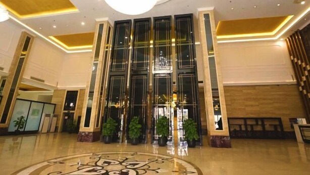 A spacious lobby with a large chandelier, a central column, and potted plants. - Zhongdao Hotel (Guangzhou Shacun Metro Station) (Guangzhou)
