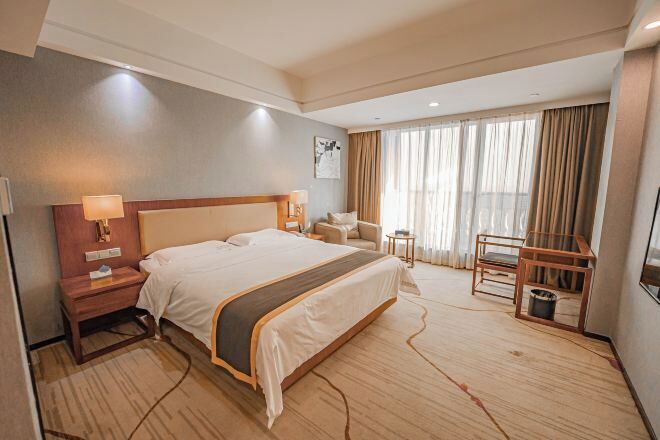 Blackout drapes, free WiFi, bed sheets