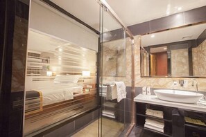 Cortinas blackout, Wi-Fi de cortesia, roupa de cama
