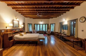 Ropa de cama de alta calidad y caja de seguridad en la habitación 