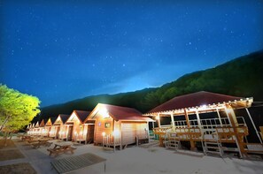 Bagian depan properti - sore/malam