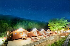 Bagian depan properti - sore/malam