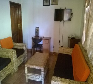 Deluxe Twin Room | Desk, blackout drapes, rollaway beds, free WiFi