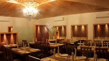 Se sirven desayunos, almuerzos, cenas y cocina local