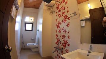 Un baño con inodoro, lavamanos y ducha.