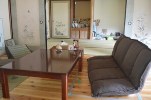 Una televisión de pantalla plana, juguetes