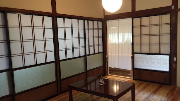 A traditional Japanese room with tatami flooring, shoji screens, and a wooden table. - Satoyama Guest house COUTURE - Hostel (Ayabe)