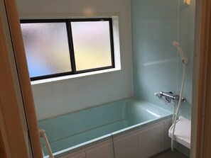 Combined shower/bathtub, hair dryer, slippers - Satoyama Guest house COUTURE - Hostel (Ayabe)