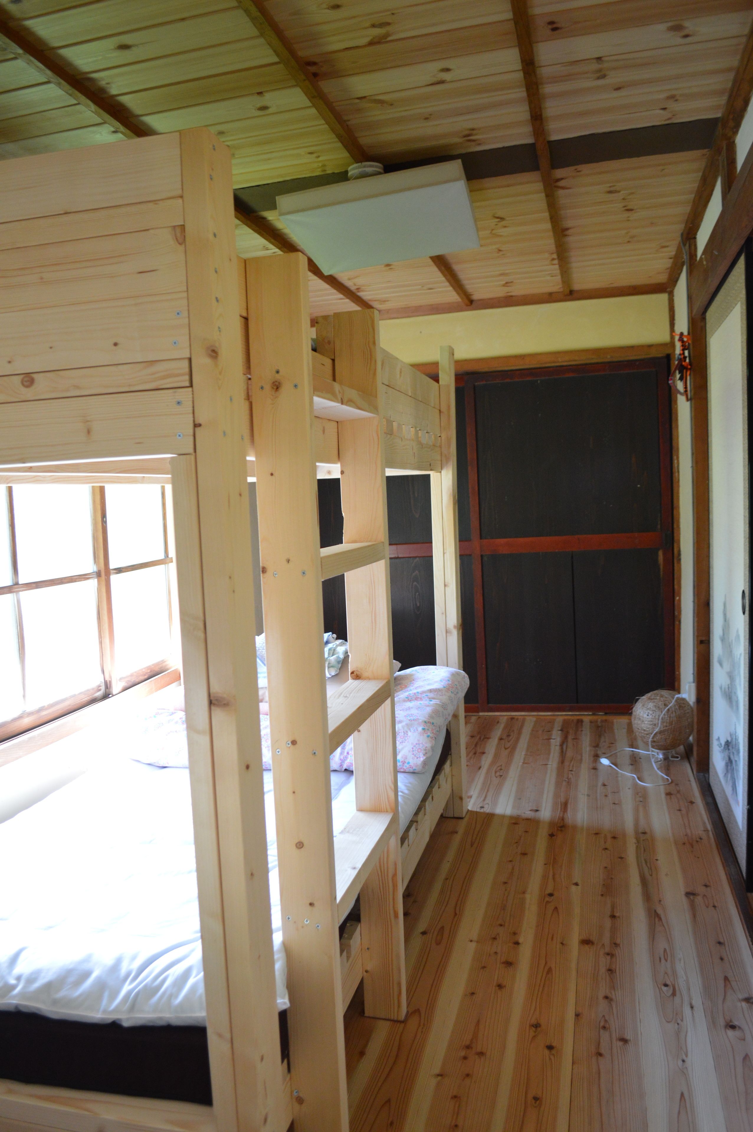 Travel crib, free WiFi, bed sheets
