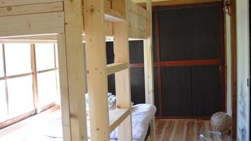 Travel crib, free WiFi, bed sheets