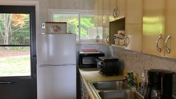 Réfrigérateur, micro-ondes, plaque de cuisson, cafetière/bouilloire