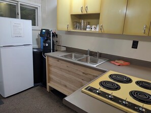 Coffee/tea maker, fridge, microwave, stovetop