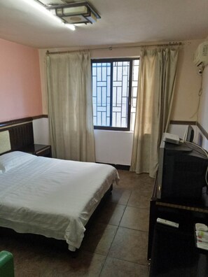 Habitación doble Confort | Escritorio, cortinas blackout y wifi gratis 