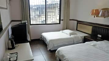 Standard Twin Room | Desk, blackout curtains, free WiFi