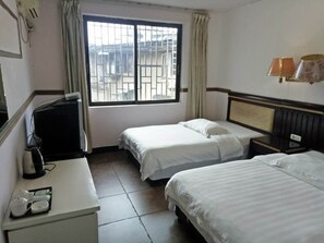 Standard-Zweibettzimmer | Schreibtisch, Verdunkelungsvorhänge, kostenloses WLAN