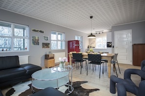 Design-Apartment, 2 Schlafzimmer, Küche | Wohnbereich | Bücher