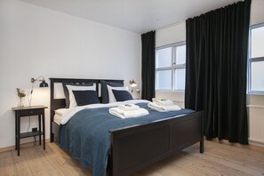 2 bedrooms, blackout curtains, iron/ironing board, free cots/infant beds - Thingholt Apartments (Reykjavik)