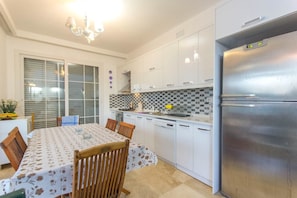 Villa | In-room dining