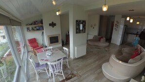 Villa | Dineren in de kamer