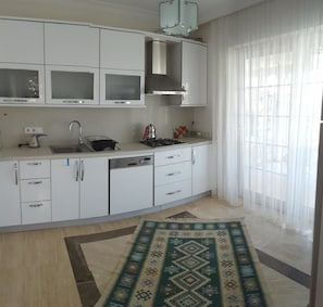 Vila família | Cozinha privada | Geladeira grande, fogão, cooktop, lava-louças