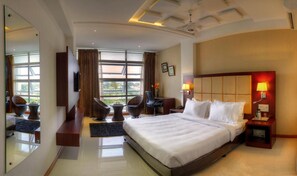 Een bureau, een laptopwerkplek, geluiddichte muren, gratis wifi