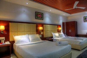 Classic Quadruple Room | Desk, laptop workspace, soundproofing, free WiFi