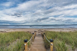 På stranden