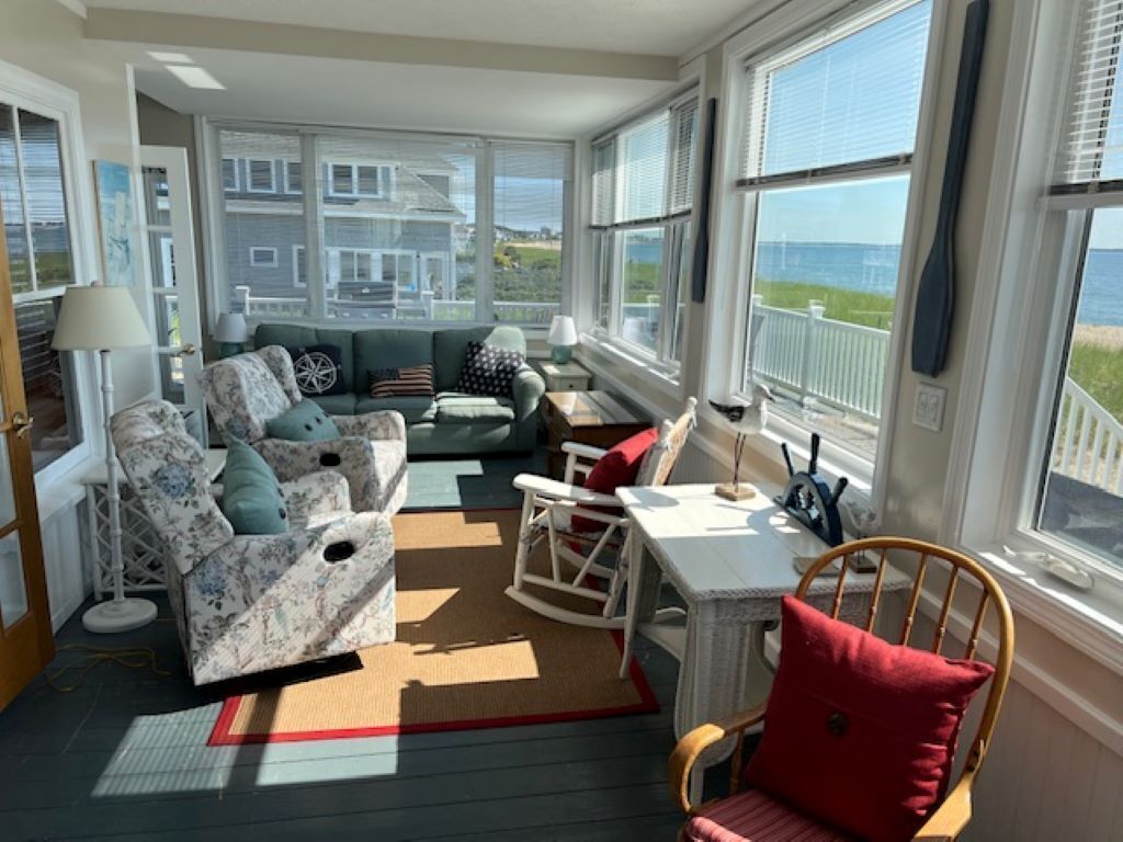 Älytelevisio, takka, DVD-soitin, kirjoja