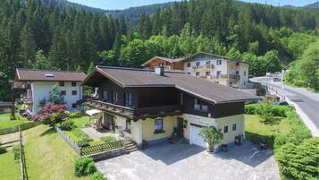 Vista frontal de la propiedad