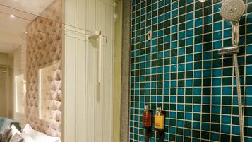 Departamento ejecutivo | Baño | Regadera, batas, toallas