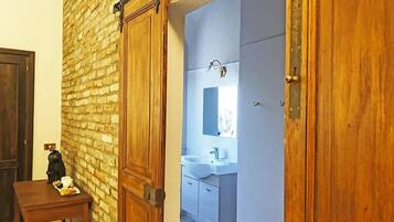 Camera Standard | Bathroom | Shower, free toiletries, hair dryer, bidet