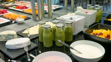 Petit déjeuner buffet (12.5 EUR par personne)