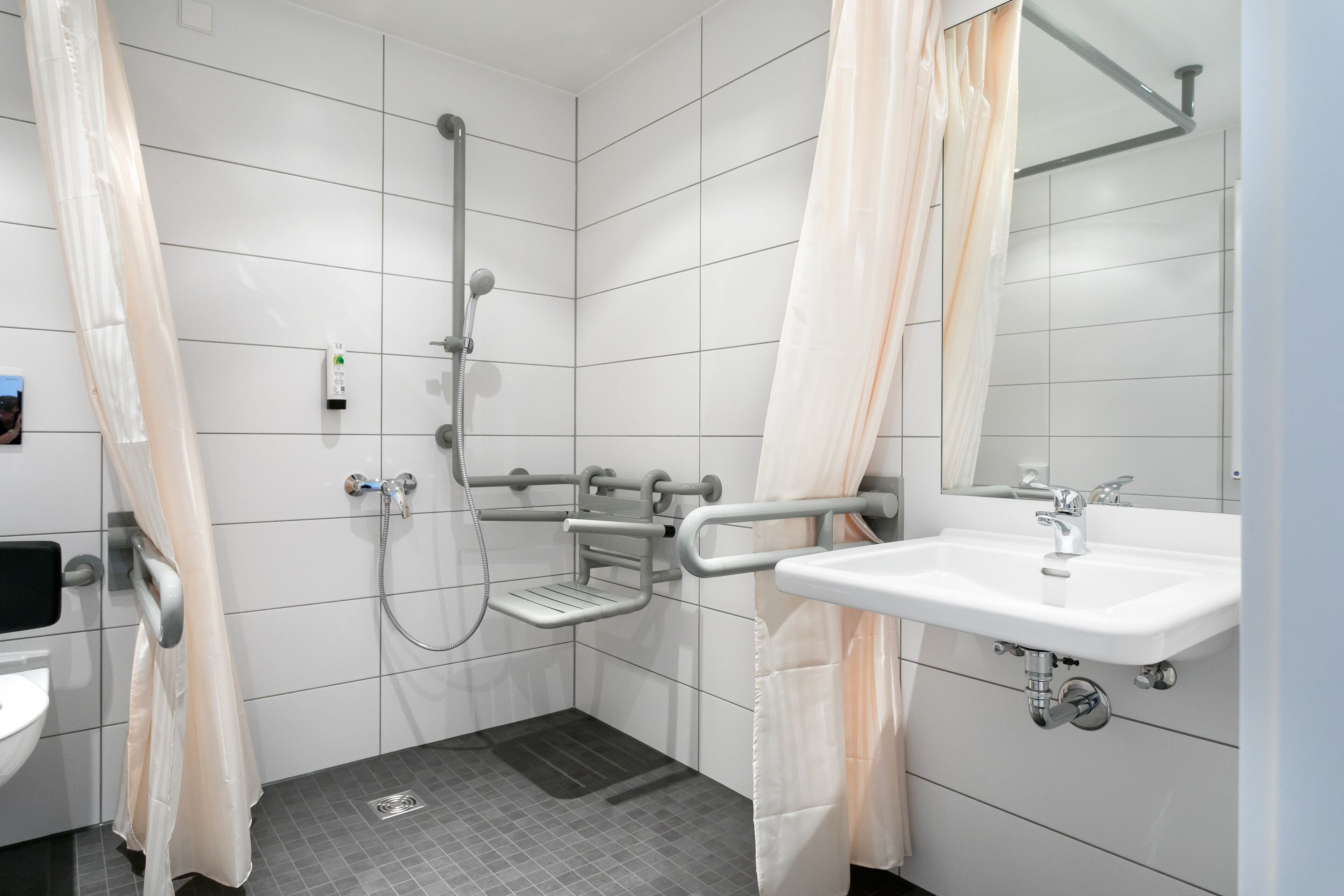 standard single room | bathroom | shower, towels
