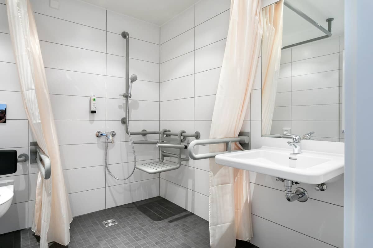 standard single room | bathroom | shower, towels