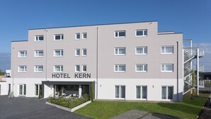 A modern hotel building with a flat roof, multiple windows, and a visible entrance. - Hotel Kern (Walddorfhäslach)