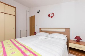 Free WiFi, bed sheets