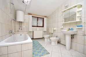 Studio (A4) | Bathroom