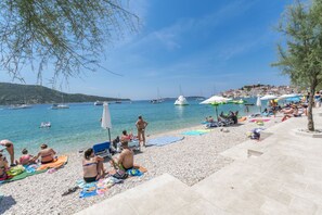 Beach nearby - Apartment Jelena (Primosten)