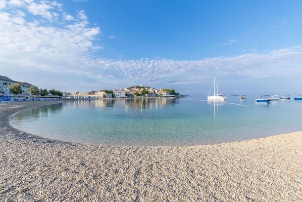 Beach nearby - Apartment Jelena (Primosten)