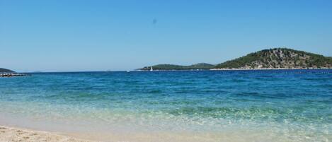 بالقرب من الشاطئ