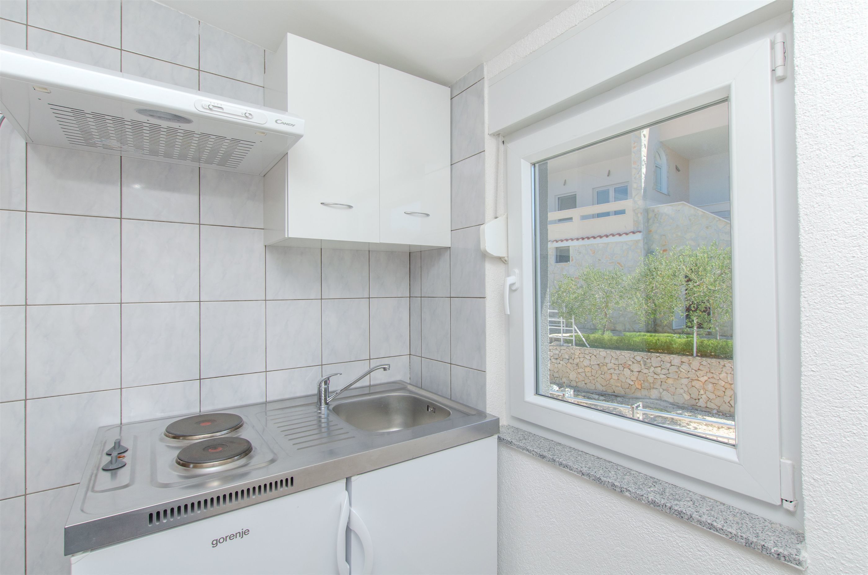 Privat køkken | Køleskab, kogeplade, køkkentøj/tallerkener/redskaber