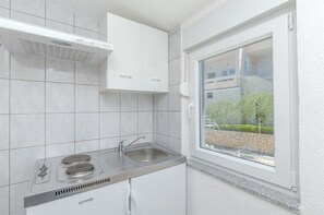 Private kitchen | Fridge, stovetop, cookware/dishes/utensils - Apartments Na Obali Mora (Rogoznica)