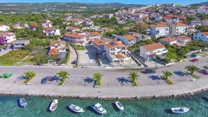 Une ville côtière dotée d’un port de plaisance, d’eaux cristallines et d’immeubles résidentiels.