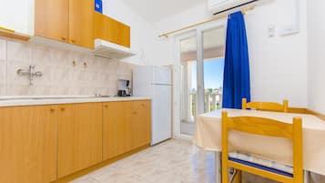 Private kitchen | Fridge, oven, stovetop, cookware/dishes/utensils