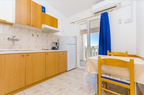 Cocina privada | Frigorífico, horno, placa de cocina y utensilios de cocina