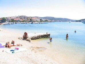 Una spiaggia nelle vicinanze