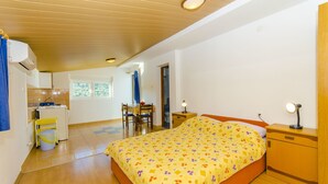 Un dormitorio con una cama, mesitas de noche, un escritorio y una silla.